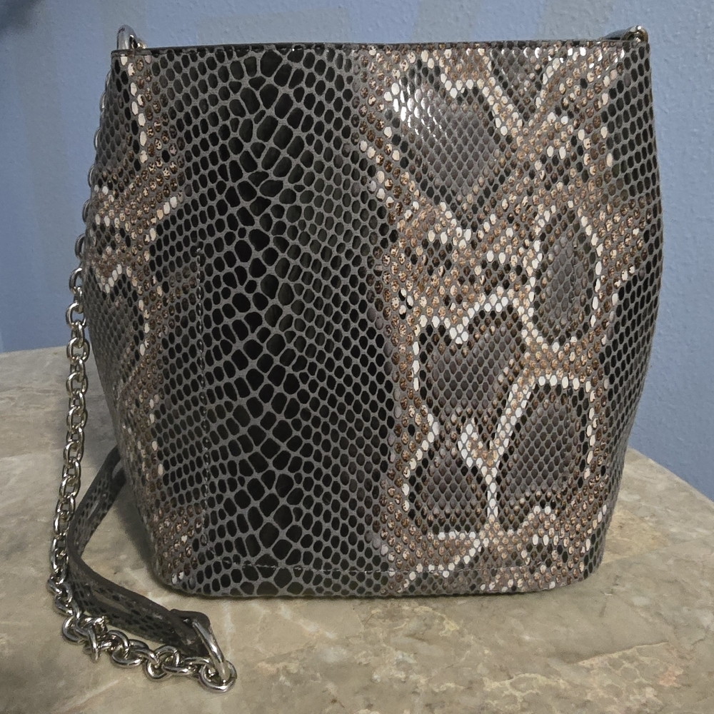Sondra Roberts Snake Print Black & Tan Shoulder Bucket Bag - Picture 3 of 10